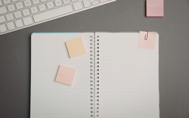 ノートと付箋とパソコン